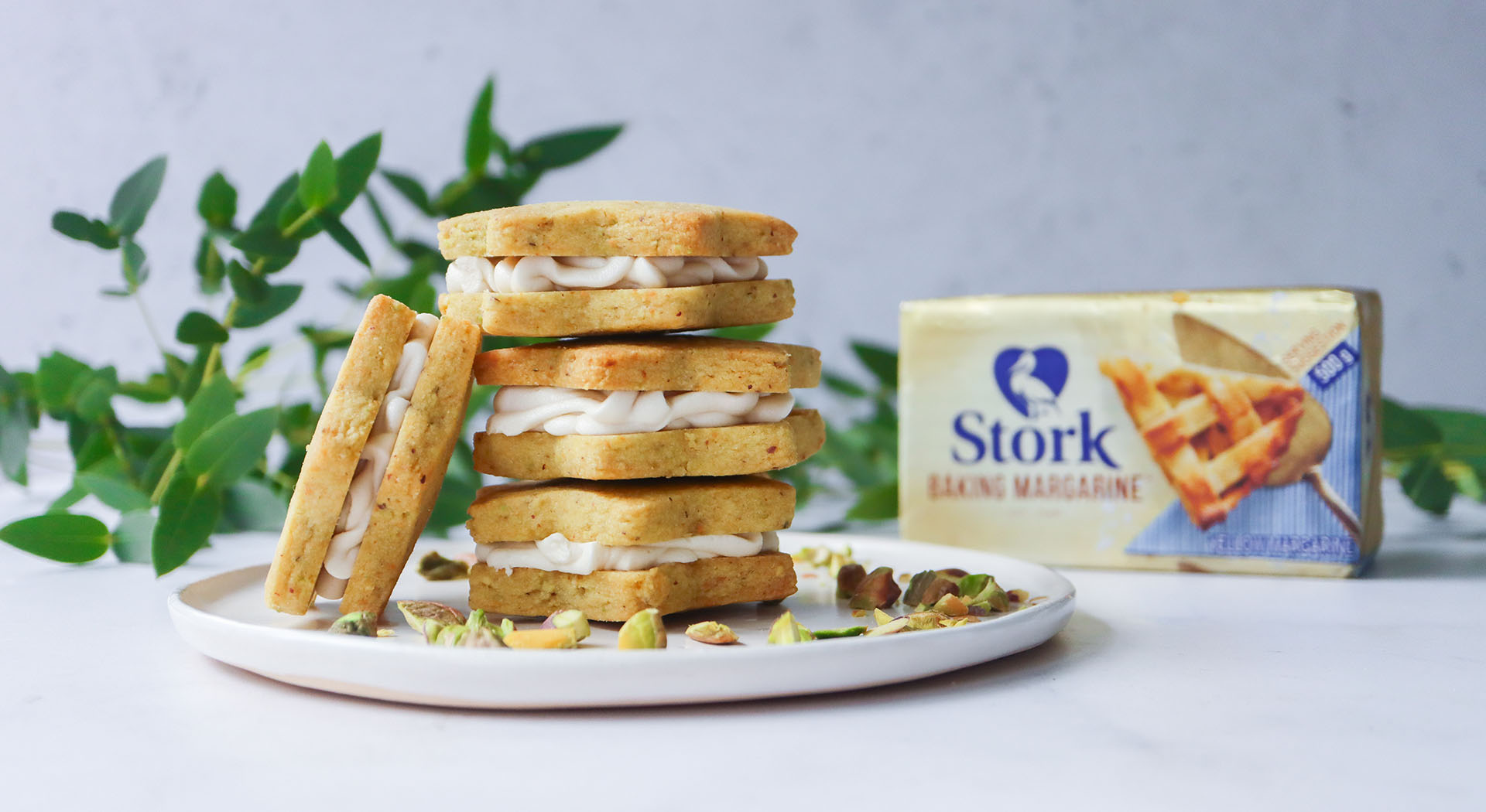 Pistachio & Almond Christmas Cookie Sandwiches - Stork